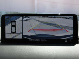 360&deg;ビューモニターは、車両周囲の状況をモニターで確認できる安全装備です。駐車時や狭い場所での運転時に役立ち、運転に不慣れな方でも安心して操作できるようにサポートしてくれます。