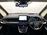 シンプルながら機能性あふれる運転席廻りです。視界性もよく、運転しやすいですよ。