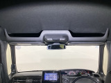 ルームミラー付近の天井にオプション装備のルーフコンソールがついています。ティシュや伝票など、よく使うアイテムをスマートの収納できます。