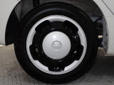 ホイールは車のデザインにマッチした専用タイプです。