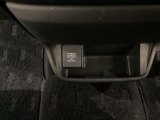 アクセサリーソケットはUSBのアダプターなどをつければ、スマホの充電にも使えます。周辺には物が置けるボックスがついています。