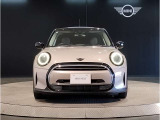 LEDヘッドライトで御座います。MINIのボンネットはヘッドライト部分に穴が開いている特徴的なもので御座います。MINIの伝統やこだわりがこういったところにも表れております。