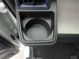 カップホルダーは運転席や助手席からちょうど手の届く位置です!!