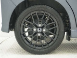 ◆純正ホイール装着車◆シンプルなデザインのホイールキャップ付きです。