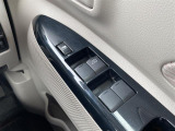 【パワーウインドウ】運転席のスイッチで、各席の窓ガラスの開閉ができます。あると便利ですよね。
