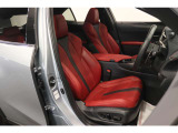 【運転席】レッド/ブラック基調のインテリアにレザーシート(合皮使用※メーカー基準)。パワーシートでお好みの位置に座席を設定可能です。シートヒーター・ベンチレーション・フロアマット付です。