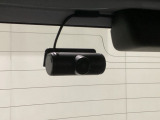 後方にもドライブレコーダーのカメラが付いています。前後両方でお車の周りを監視・記録いたします。