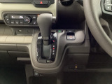 【eコンスイッチ】低燃費運転をサポートするECONモード。スイッチをONすると、エンジンやトランスミッション、A/Cなどを協調制御し、燃費の向上に貢献。エコドライブの効果を高めます。