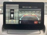 360度ビューカメラを搭載。4方の小型カメラの映像を処理し、車両真上からの映像に変換しています。