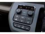 フルオートエアコンを装備しております。車内の温度設定だけでなくPM2.5にも対応した高性能集塵フィルターも装備しており車内はいつも快適空間です。