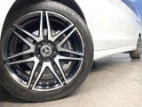 ●純正19インチアルミホイール:輸入車ならではの卓越した走りを支えるホイールと足回りです!日本車の走りに慣れている方にもぜひ体感して頂きたいほど、高いレベルでまとまっています!