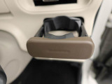 前席のカップホルダーはワンプッシュ式オートオープンのものがついています。