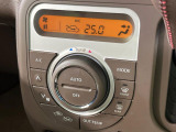 【オートエアコン】一度お好みの温度に設定すれば、車内の温度を検知し風量や温度を自動で調整。暑い&hellip;寒い&hellip;と何度もスイッチ操作をする必要はありません。快適な車内空間には必須の機能ですね♪