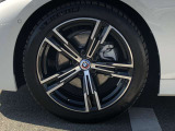 BMW純正18インチホイール。洗練されたデザインで、足元の個性を引き立てます。