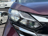 【LEDヘッドライト】とっても明るいLEDヘッドライトが装着されているので、夜の運転も明るく安全です。