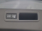 運転席およびバックドアのスイッチ、または電子キーの操作で、バックドアの自動開閉や一時停止が行えます。手動で閉める場合には、イージークローザーが機能し、しっかり閉じるようサポートします。