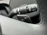 【パドルシフト】ハンドル裏の変速機を操作することで、D4、D3、D2といったギアにスムーズにシフトダウンできます。Sレンジ(スポーツモード)では、よりスポーティな走行を楽しむためのモードとして機能します。