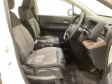 女性でも運転がしやすいように、シートの高さ調整機能(シートリフター)がついています。運転席と助手席の間が空いている為、助手席側への移動がスムーズです。交通量の多い道でも助手席側から乗り降りができます。