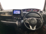 車内は光触媒抗菌消臭施工済です。スタイリッシュなデザインでスポーティなインパネ周りを演出します。グローブボックスやカップホルダーのほかにトレーなどたくさんの収納スペースが付いています。