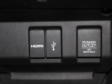 USBソケットがついていますのでコードを繋げばスマートフォンなどの充電が出来ます!