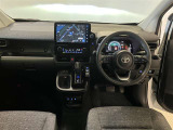 運転席周りのレイアウトをご覧ください。ナビゲーションが綺麗に装着されすっきり収まってますね!