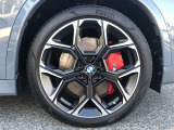 【BMWアロイホイル】軽量かつ強度に拘ったアロイホイル。走行性能ポテンシャルを引き出す設計。車の足元を引き締めてくれる大きなポイントはアロイホイルです。