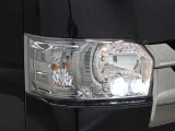 省電力に寄与する2連プロジェクター式LEDヘッドランプ(クリアスモーク加飾)が装備されています。