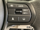 ハンドルにHondaセンシング系のクルーズコントロールやレーンキープアシストなどの操作スイッチが装備されています。ハンドルから手を離さず安全に操作できます。