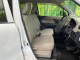 運転席まわりには十分なスペースがあり、大柄な方でもゆったり運転していただける環境です。