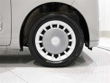 純正ホイールを装備、タイヤサイズは155/65R14です。