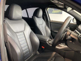 ドアを開けた瞬間に広がるのは、ドライバーを中心に設計されたBMWらしいコックピット。上質さと機能美が共存しています。