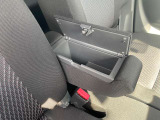 運転席側には収納BOX付きアームレストが付いています。写真は、リットを運転席よりから助手席に向けて開けた所です。