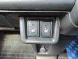 運転席、助手席には冬場に快適、シートヒーターが付いてます。