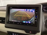 リバースギアに入れるだけで後方の表示へ切り替わります。夜間や雨の日の駐車も楽になりますよ。