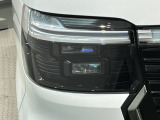 LEDヘッドライトは、点灯の瞬間から最大光量を発揮し、突然暗くなるトンネルなどでの安定感を高めます。