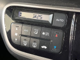 【オートエアコン】一度お好みの温度に設定すれば、車内の温度を検知し風量や温度を自動で調整。暑い&hellip;寒い&hellip;と何度もスイッチ操作をする必要はありません。快適な車内空間には必須の機能ですね♪
