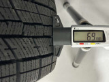 冬タイヤの残り溝は6.9mmです。スリップラインからは5.1mmとなっております。