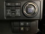 わざわざ降りなくても、運転席から後ろの両側のスライドドアを開閉出来るボタンがございます☆