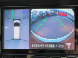 アラウンドビュー付き。上空から車両を見下ろしたような画像に加工された映像をディスプレイで確認しながら車庫入などができ大変便利です。