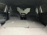 後部のシートを倒すとこんなに広々空間が!大きなお荷物を乗せる時でも心配ありません!