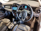 MINIの内装はとにかく『円』に拘ったデザインコンセプトが一目で伝わってきます。これほど円形に拘った車は他に御座いません。伝統のデザイン、トグルスイッチなど遊び心のある内装で御座います。