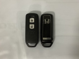 スマートキーを装備しています。鍵を差し込むことなくドアロックの開け閉めと、スタートボタン操作でのエンジンスタートができます。スペアキーも同じものを用意しております。