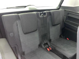 安全性と快適性を追求した、少し硬めのシート。 これは長時間の運転や渋滞などの状況でも、身体の疲労度が少ないことを求めたものです。