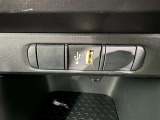 充電用USB端子付き。スマートフォンなどの充電に便利です。
