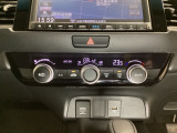オートエアコンがついてますので、お好みの温度をセットするだけで風の強さや風量を自動で調整します。スイッチやダイヤル類も簡単操作で快適に過ごせます。