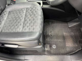 運転席シート足元です。