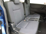 スライド機能付きの『2列目シート』です、乗られている人数や載せるお荷物で調整が出来てとても便利ですね!