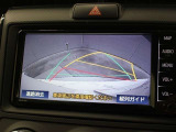 車庫入れや縦列駐車などの際に、後退操作の参考になるガイドラインをモニター画面に表示します。