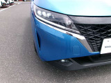 【LEDヘッドランプ】ハロゲンヘッドランプの約2倍の光量でより明るく遠くを照射。視認性、長寿命、省電力に優れ、スタイリッシュな白光色も魅力
