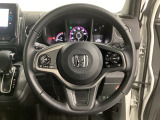 ハンドルにHondaセンシング系のクルーズコントロールやレーンキープアシストなどのスイッチと、オーディオの操作スイッチが装備されています。ハンドルから手を離さず安全に操作できます。